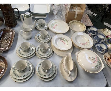 A ROYAL DOULTON TEA SERVICE TOGETHER WITH FURTHER CERAMIC DINNER SET 