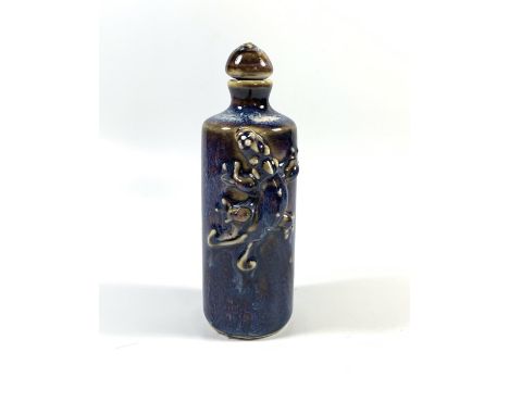 A CHINESE BLUE CERAMIC LIZARD DESIGN SNUFF BOTTLE, HEIGHT 10.5CM 