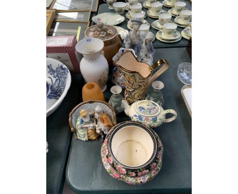 A COLLECTION OF ASSORTED CERAMIC ITEMS TO INCLUDE MASONS VASE, ORIENTAL JAR AND WEDGWOOD VASES ETC 