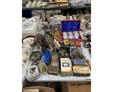 A MIXED LOT OF VINTAGE ITEMS, CERAMIC HORSE AND CART MODEL, HAIR CLIPPERS ETC 