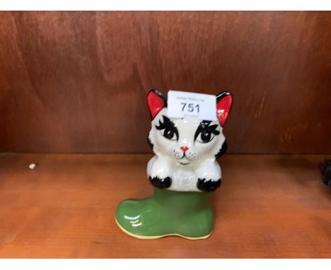 A LORNA BAILEY CERAMIC CAT IN A BOOT FIGURE 