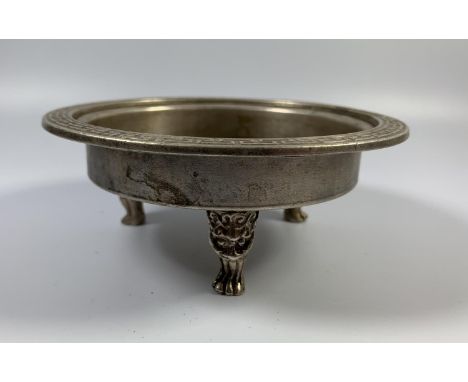 A CHINESE WHITE METAL TRIPOD CENSOR BOWL, FOUR CHARACTER MARK TO BASE, HEIGHT 4.5CM, DIAMETER 12CM 