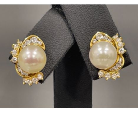 Stunning 18ct gold Pearl Diamond stud earrings. Approx 0.53cts