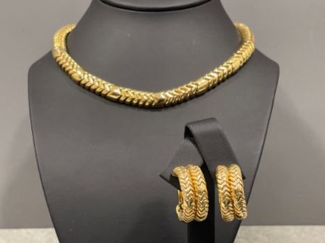 BULGARI 18ct gold classic snake pattern necklace and matching earrings set. In original box, very good condition. Fully hallm