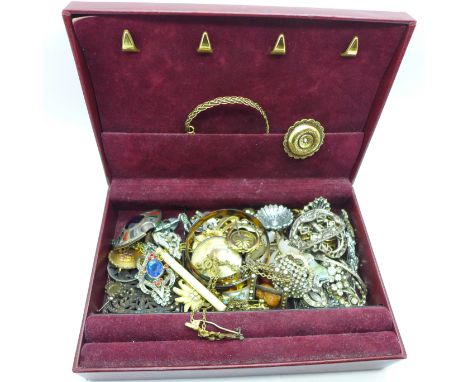 A jewellery box with vintage jewellery 