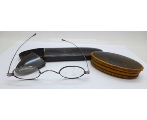 A horn snuff box and a pair of spectacles, cased 