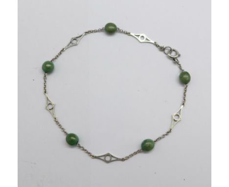 A 9ct white gold and jade bracelet, marks on edge of links, length 173mm, 1.7g 