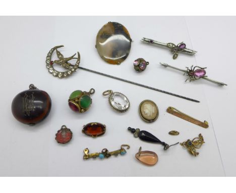 Vintage jewellery including an insect brooch and a spider brooch, a bird hat pin, an agate brooch, etc., some a/f 