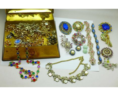 Vintage costume jewellery, some a/f 