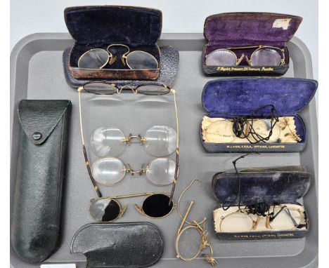 Tray of antique and vintage Spectacles and Pince Nez. Some have carry cases. 