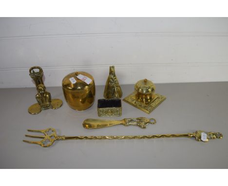 SMALL TRAY CONTAINING BRASS WARES, BARRELS, INKWELL