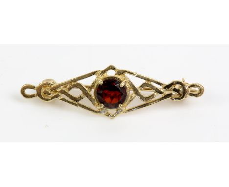 9ct gold Celtic design garnet set brooch, total 2.09g,