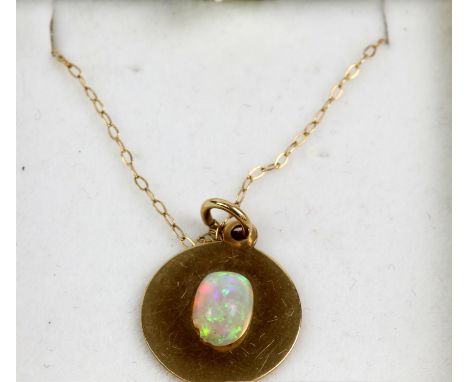 Opal and 9ct gold pendant and chain, total 1.81g
