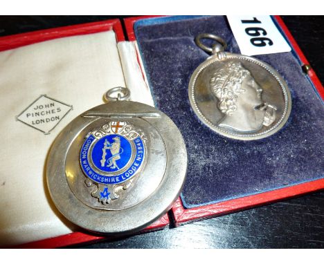 Silver & enamel Masonic patch box with legend to lid "London Warwickshire Lodge No 3846", together with a silver medal in cas