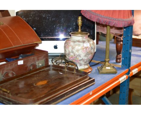 ORIENTAL STYLE TABLE LAMP, BRASS FINISHED COLUMNED LAMP &amp; 2 WOODEN TRAYS     