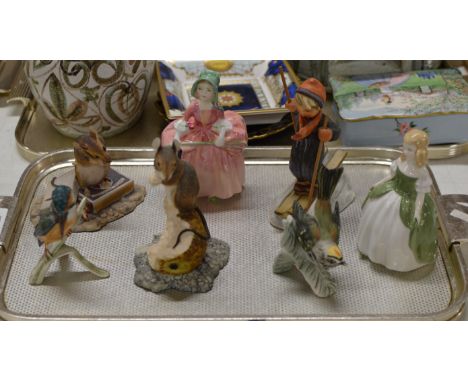 TRAY CONTAINING ROYAL DOULTON FIGURINE ORNAMENTS, HUMMEL SKIER FIGURE, GOEBEL BIRDS, BORDER FINE ARTS MOUSE ORNAMENTS ETC    
