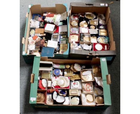 A Collection of Vintage Powder Compacts and Matchbox Cases, including Peking enamel, Stratton, enamelled and engine-turned ex