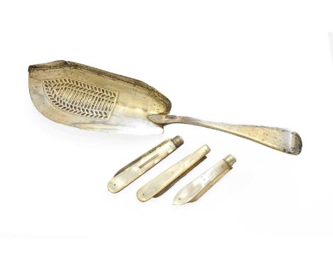 Silver Fish Slice, three silver bladed Mother of Pearl handled folding knives (4)