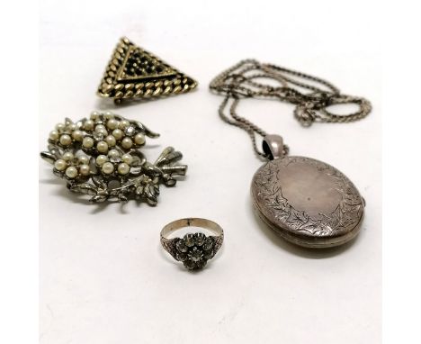 Unmarked antique gold ring set with paste and fancy shoulders (size K½ &amp; 2.1g total weight &amp; stones are scuffed) t/w 