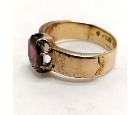 18ct gold octagonal garnet set ring - size P &amp; 5.9g total weight 
