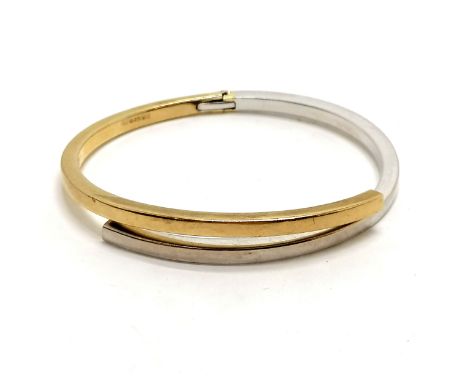 9ct hallmarked gold white / yellow gold crossover hinged bangle - 11.8g total weight - SOLD ON BEHALF OF THE NEW BREAST CANCE