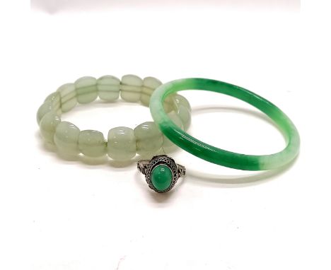 Chinese hardstone jade bangle A/F (7cm diameter), unmarked silver green stone ring &amp; elasticated green stone bracelet 