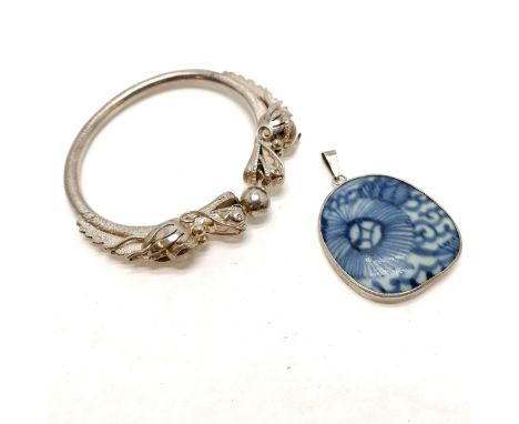 Oriental bangle with 2 dragons heads separated by a flaming pearl (tests as silver - 8.5cm across &amp; 85g) t/w silver penda