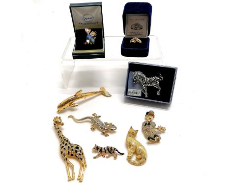 Qty of costume jewellery inc Goebel cat brooch (in original box), Elvis gold tone ring (in box), novelty large scale animal b