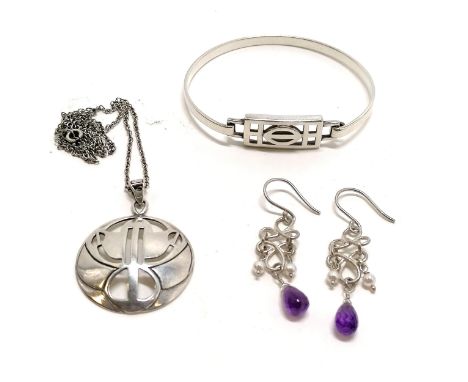Sterling silver pendant (3cm diameter) on chain + bangle by Kit Heath t/w amethyst / pearl drop earrings - total weight 26.5g