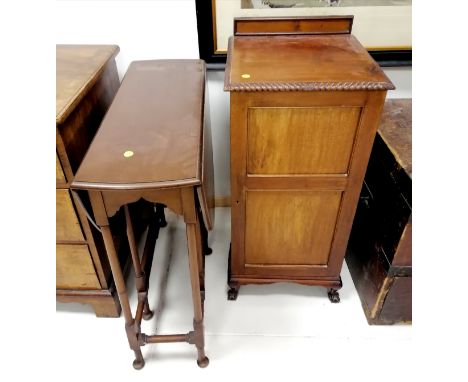 Edwardian mahogany spider table standing on pad feet with oval 90cm top x 17.5 cm wide t/w a mahogany bedside cabinet (part o