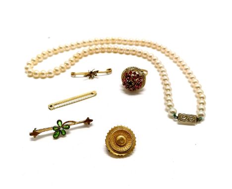 Foreign marked gold ruby set ring (a/f), 9ct marked gold tie pin (weight of 2 items - 6.6g) t/w 3 x antique brooches (all sli