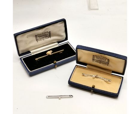 Antique 15ct marked gold bar brooch with cast chick detail (2.5g &amp; 4.6cm) t/w 2 x 9ct white marked gold pearl brooches (2