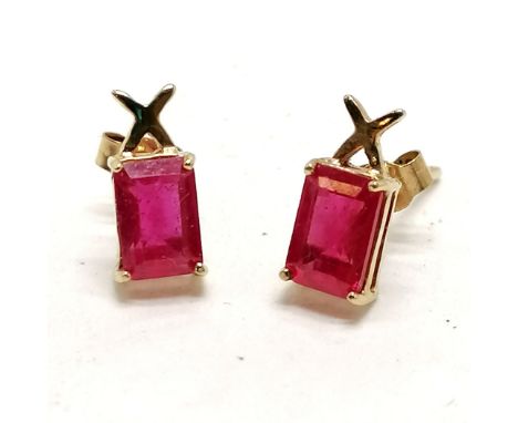 9ct marked gold ruby earrings - 0.9g total weight - rubies approx 6mm x 4mm 