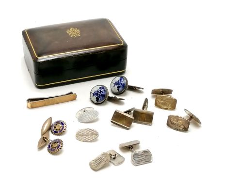 6 pairs of silver cufflinks incl. blue enamelled Rotary Club, Norwegian with moose detail and ceramic Delft and 9ct gold on s