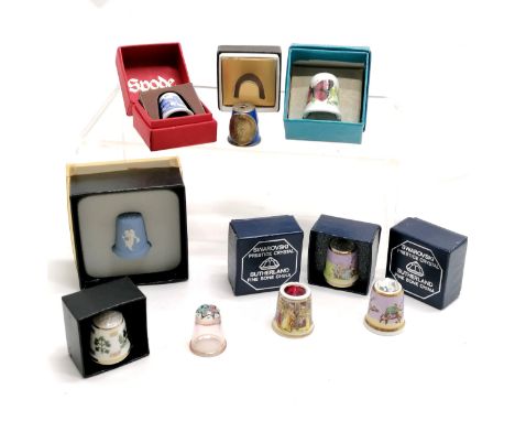Collection of mostly boxed thimbles inc Caithness, 3 x Swarovski crystal, Spode, Wedgwood, Coalport, lucky sixpence enamel de