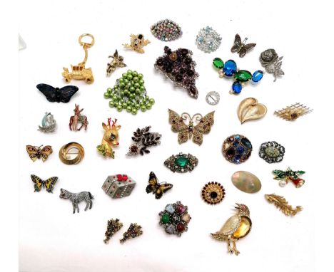 Qty of costume brooches inc deer, frog, cherub, christmas present, mother of pearl, butterflies etc 