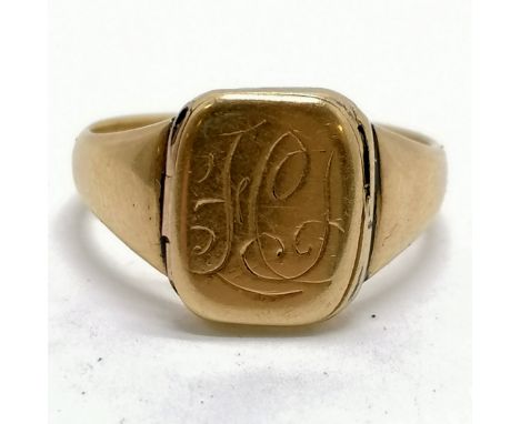Antique 18ct marked gold gents signet / poison ring - size Q½ &amp; 5.7g ~ slight distortion to rim of capsule / slightly loo