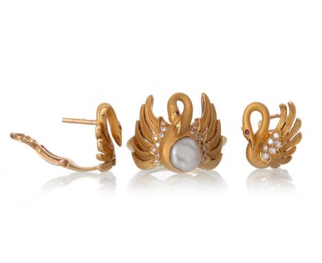 GOLD SWAN RING AND PAIR OF EARRINGS, the ring set with a baroque pearl flanked by diamonds, with a small ruby set to the eye,