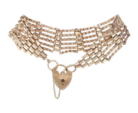 GOLD GATE BRACELET, in nine carat goldQty: 11.4g