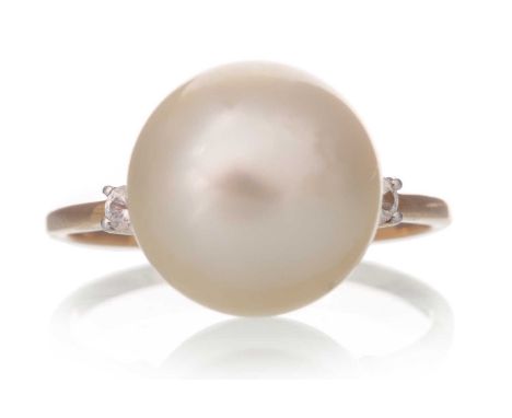 SOUTH SEA PEARL RING, in nine carat gold, size R 1/2Qty: 5.2g