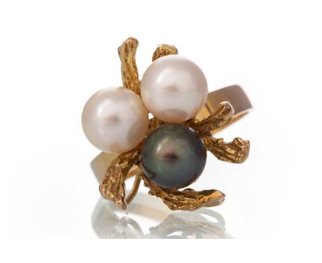 PEARL THREE STONE RING, marked 14K, size O 1/2Qty: 6.4g