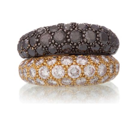 DE GRISOGONO BLACK AND WHITE DIAMOND RING, set with round brilliant cut diamonds, in eighteen carat goldQty: 15.3gDiamond wei