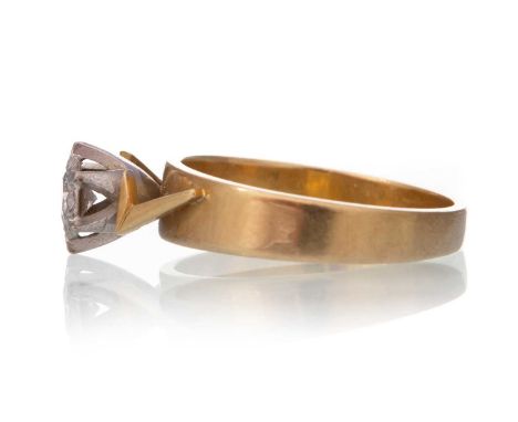 DIAMOND SOLITAIRE RING, the illusion set diamond of approximately 0.10 carats, marked 18 and PLAT, size J 1/2Qty: 3.6g