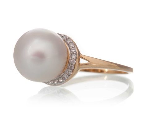 SOUTH SEA PEARL AND DIAMOND RING. in nine carat gold, size N /2Qty: 4.4g