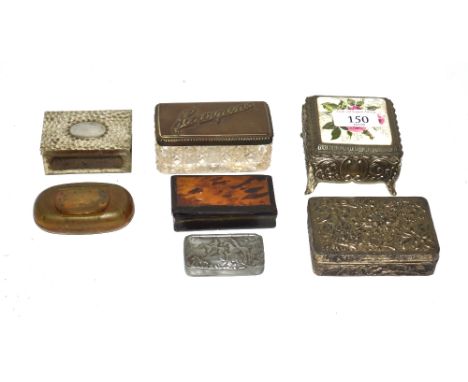 Two horn snuff boxes, another snuff box, trinket boxes etc.