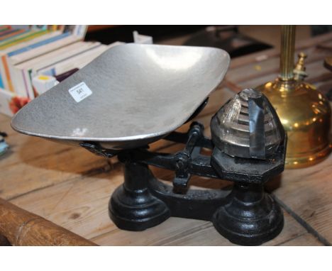 A small set of shop scales and weights 