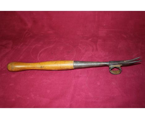 A small hand held daisy fork 