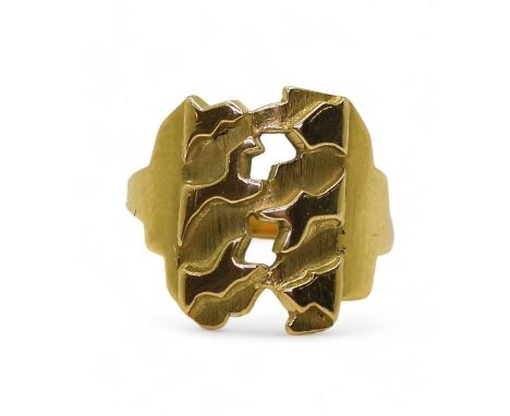 A NORMAN GIBSON BESPOKE RING made in 18ct gold of abstract form, stamped with his makers mark NG. Finger size K, weight 4.2gm