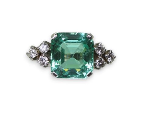 AN EMERALD AND DIAMOND RING set in 18ct white gold and platinum, with a step cut emerald of approx 8.3mm x 7.8mm x 5.4mm, wit