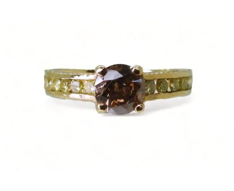 A 9CT GOLD DIAMOND RING set with a&nbsp; brown diamond of estimated approx 0.98cts, flanked by 12 yellow diamonds with an est